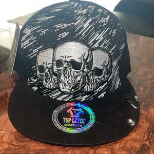 Black skull snapback cat